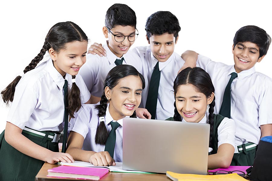 Image of a group of student studying in narvodaya vidyalaya